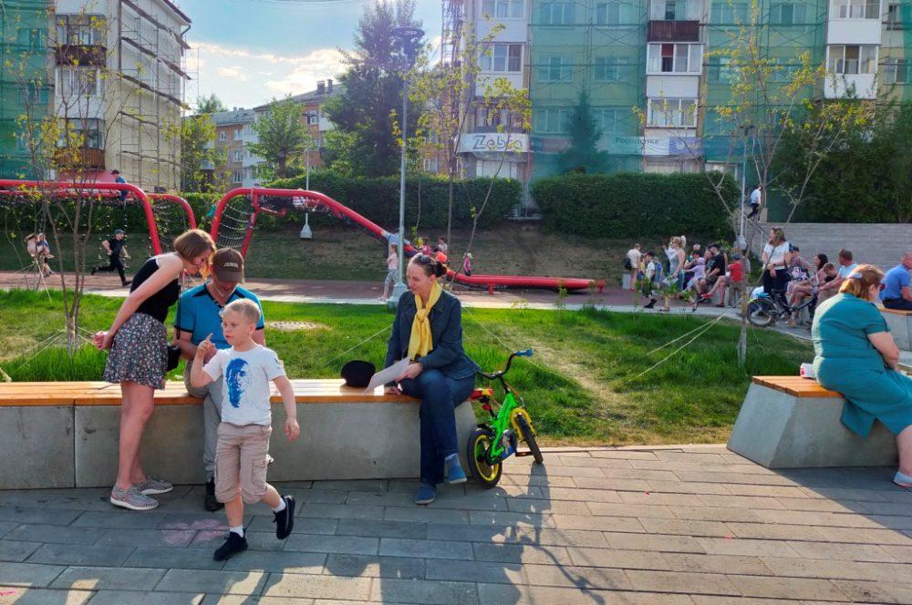 Дети играют на станции праздник у фонтана