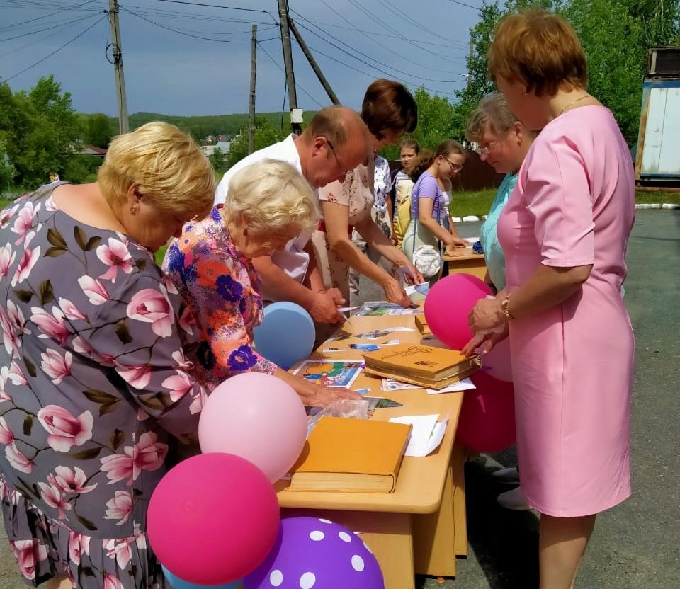 на фото жители села Новоалексеевское принимают участие в мероприятиях Литературной аллеи