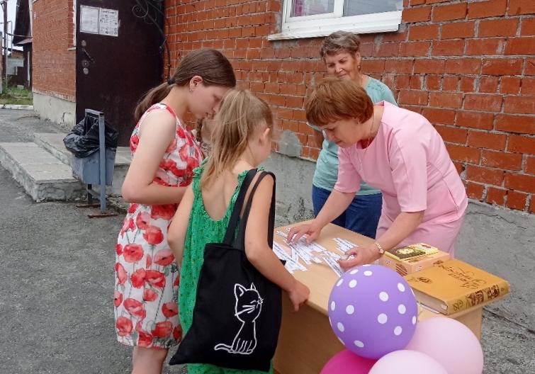 на фото жители села Новоалексеевское принимают участие в мероприятиях Литературной аллеи