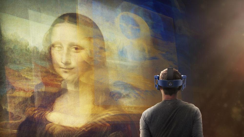 На фото изображены Мона Лиза и человек в шлеме виртуальной реальности